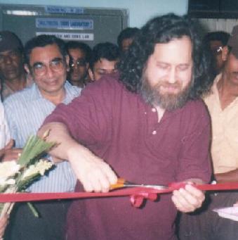 Stallman Inagurating The GNU/Linux Lab.